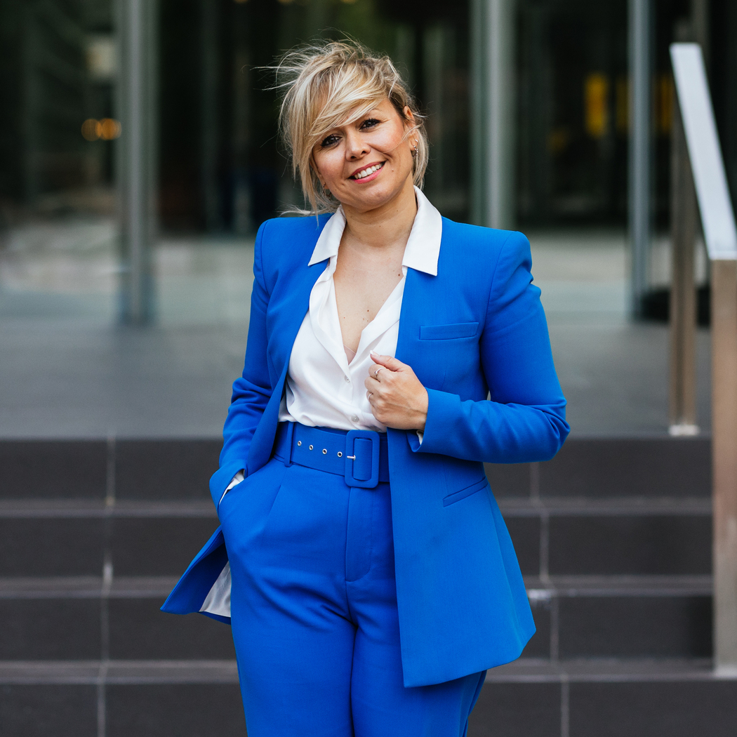 Sukienki wizytowe mają konkurencję. Te eleganckie garnitury damskie nosimy w 2024 na każdą ważną okazję